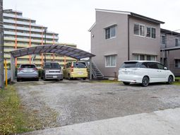 駐車スペースの建物外観  
