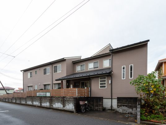 静かな住宅街の外観