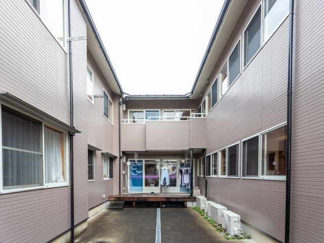 建物の中庭 中庭 広々とした中庭で、自然光がたっぷり入ります。快適な作業環境を求める方におすすめです。