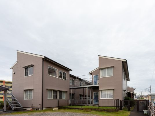 落ち着いた色の建物外観
