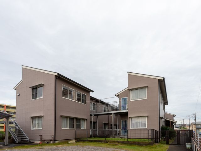落ち着いた色の建物外観 外観 落ち着いた色調の建物は、居心地の良い職場環境を提供します。静かな場所で働きたい方に。