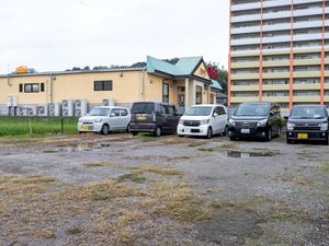 駐車場のある建物外観