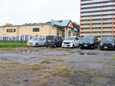 駐車場のある建物外観