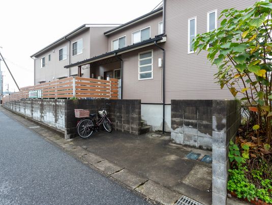 静かな住宅街の外観