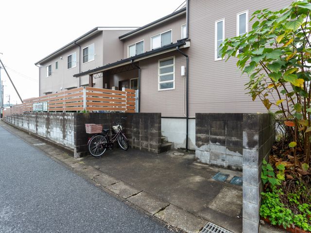 静かな住宅街の外観 外観 住宅街に位置し、周囲は落ち着いた環境です。通勤がしやすく働きやすい施設です。