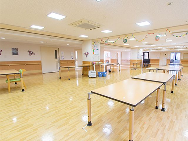 広々としたレクリエーションルーム 多目的室 広々とした明るい空間では、自由に移動しながら多目的に利用できます。休憩や交流を楽しむことができます。