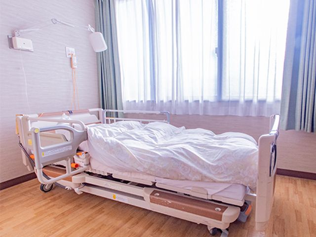 ベッドのある居室 居室 広々としたベッドが設置された居室です。自然光がたっぷり入る明るい空間になっています。
