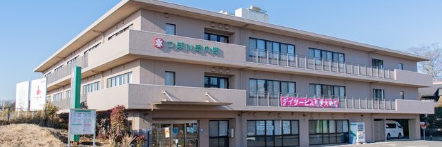 人々が集う温かい建物外観