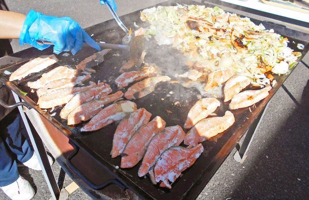 調理されるサーモン