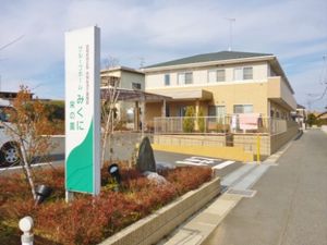 明るい日差しのエントランス