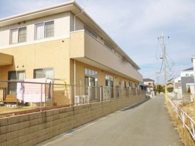 明るい外観の建物