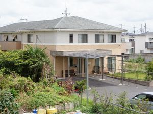 落ち着いた色合いの外観