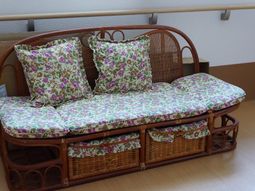籐製の花柄ソファ