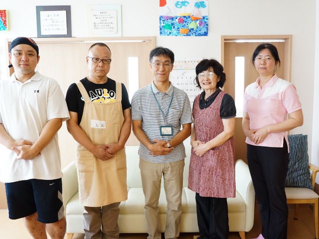 笑顔のスタッフ集合