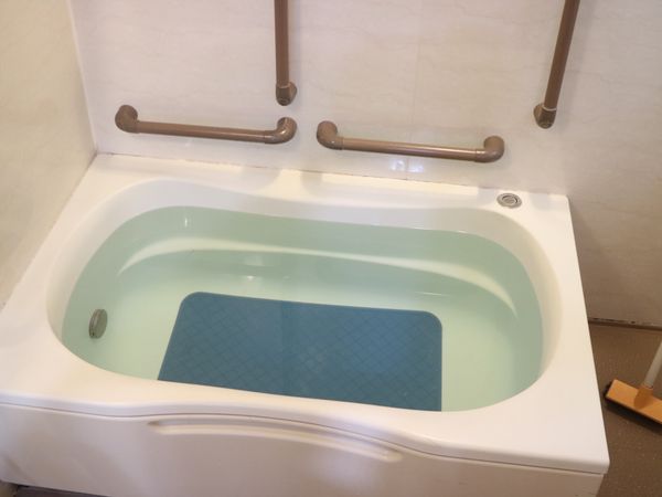 手すりつき浴槽