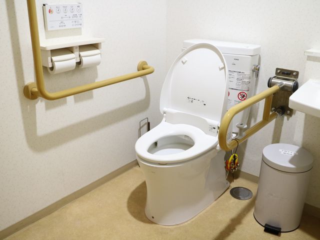 バリアフリートイレ設備 トイレ 安全に配慮した設計のトイレです。手すりがついており、自立した日常生活をサポートします。