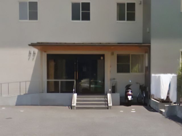入り口のある建物外観 外観３ バリアフリー設計の入り口がありますので、どなたでも安心して出入りができます。明るい日差しの下で、穏やかな一日が始まります。