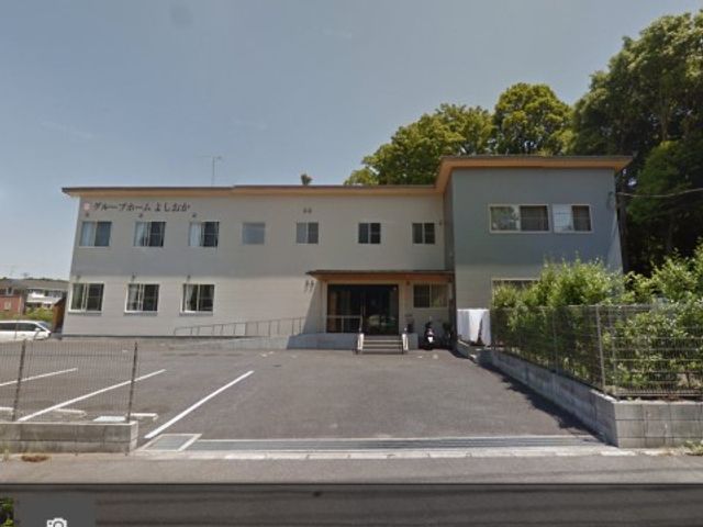 施設の外観 外観２ 温かみのある色合いでデザインされた建物の入口付近です。きれいに整備された駐車場があり、木々に囲まれた環境で快適にお過ごしいただけます。