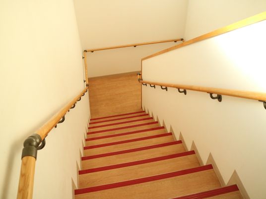 明るい木製手すりの階段