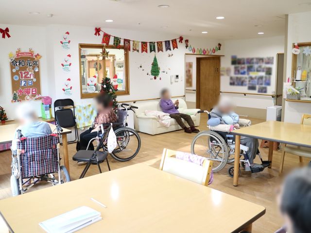 クリスマス飾りの食堂 食堂 季節の飾りつけが心温まる食堂です。利用者の皆さんがゆっくりとお食事や会話を楽しまれています。