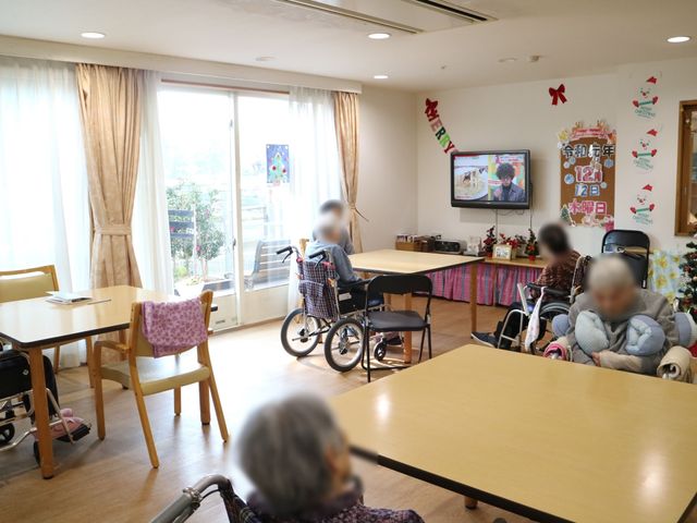 居心地の良い食堂の風景 食堂 ゆとりある食堂で過ごす先輩職員と入居者のひととき。共に語らい、笑顔があふれるやすらぎの場所です。