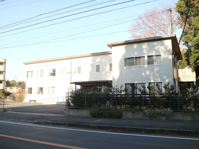広々とした建物の外観 外観 木々に囲まれた落ち着いた外観の建物です。通り沿いに位置し、日当たりが良く開放感があります。