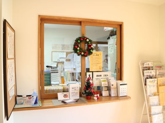 フロントに飾られたクリスマス装飾