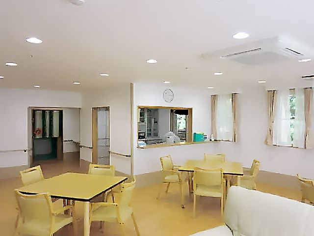 広々とした明るい食堂 リビング・ダイニング 天井が高く、窓からは自然光が差し込む食堂です。テーブルとイスが配置され、安心して過ごせる環境が整っています。