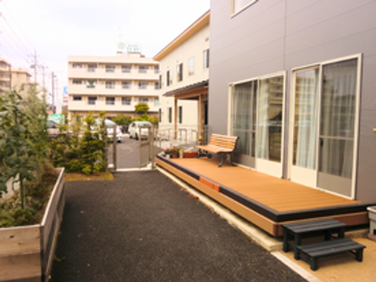 建物脇のウッドデッキ  