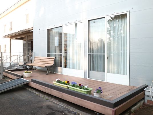 ベンチと緑のテラス