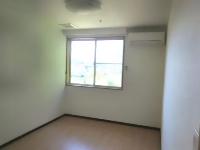 日差し入る居室空間 居室 広々とした居室は自然光があふれ、アットホームな生活空間を提供しています。清潔感のある壁とフローリングが心地よい環境を演出しています。