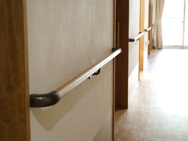 廊下の手すり 廊下 廊下に沿って設置された手すりは、歩行のサポートを行います。通路も広く、清潔感がありますので、快適にお過ごしいただける環境が整っています。