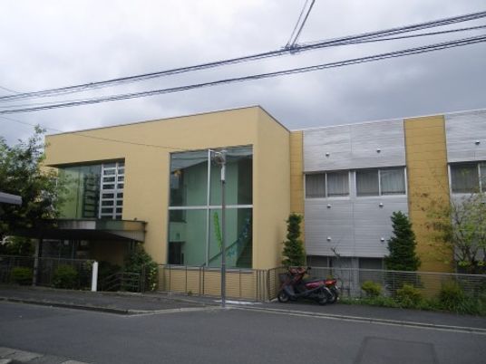 黄色い外壁の建物外観