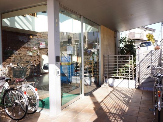 入り口と駐輪場の眺め