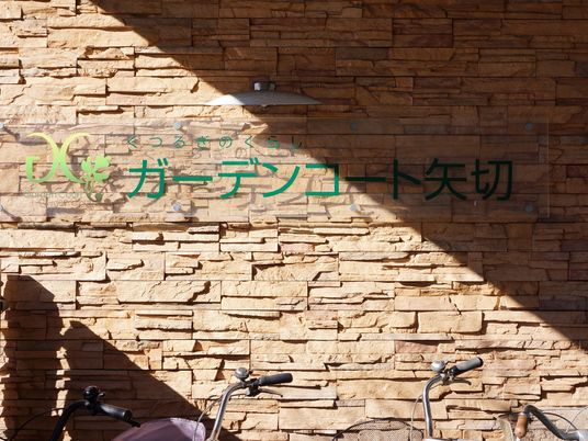 看板の前の自転車