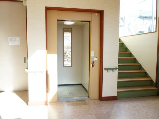 エレベーターと階段の入口