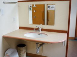 清潔な洗面台と鏡