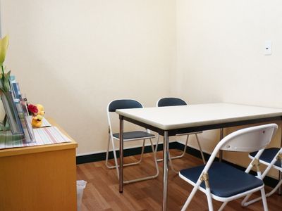 明るい居室の一角
