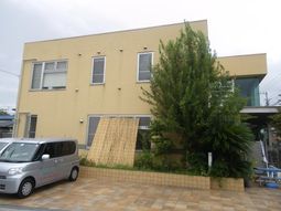 黄色い建物の外観写真