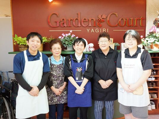 スタッフの笑顔集合写真