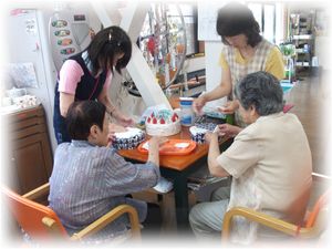 手作り活動の様子室内