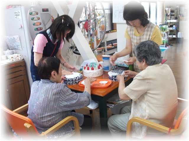 手作り活動の様子室内 多目的室 利用者が集まって手作り作業を楽しんでいます。明るい空間での交流が活発です。