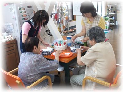 手作り活動の様子室内