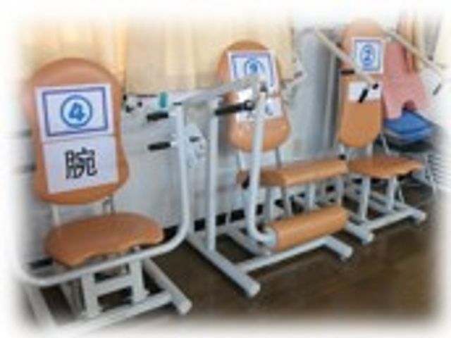 機能訓練室の設備 機能訓練室 快適な椅子が並んでいるスペースです。体力向上を目指す方に適した設備があります。