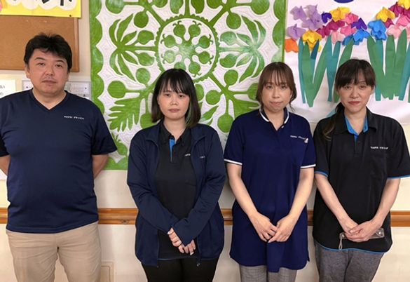 4人のスタッフが並ぶ室内