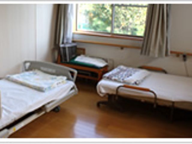 窓から光が差し込む居室 居室 窓から自然光が心地よく差し込む静かな空間です。ベッドが並び、利用者様がゆったりと過ごせます。
