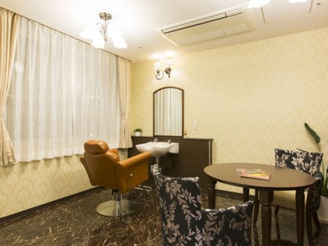 快適な座り心地の休憩室 談話室 ゆったりとした椅子が配置された、心地よい休憩スペースです。お仕事の合間のリフレッシュにも最適な環境が整っています。