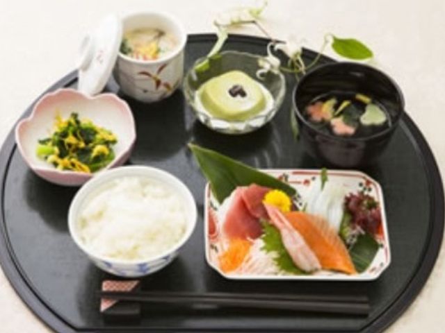和食の彩り豊かな献立 食事 季節の移り変わりを感じさせる献立は、栄養バランスも考慮されています。色鮮やかな食事で、利用者様の日々を豊かに彩ります。