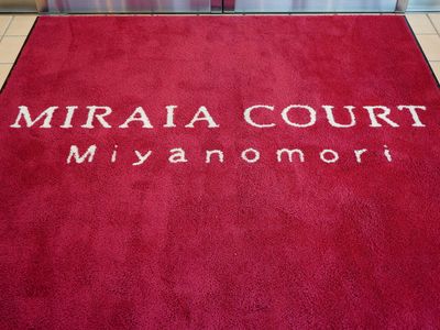 エントランスのロゴ入りマット