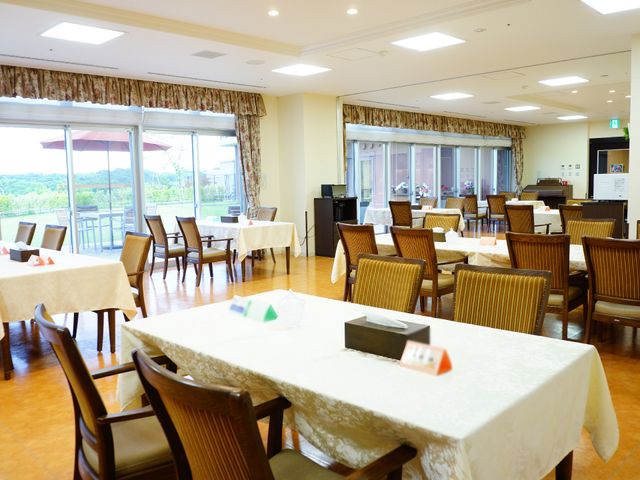 和やかな雰囲気の食堂 食堂 広々とした食堂は、自然光が差し込む心地よい場所です。テーブルにはお茶や花が優しく彩りを添えており、居心地の良い時間を提供しています。